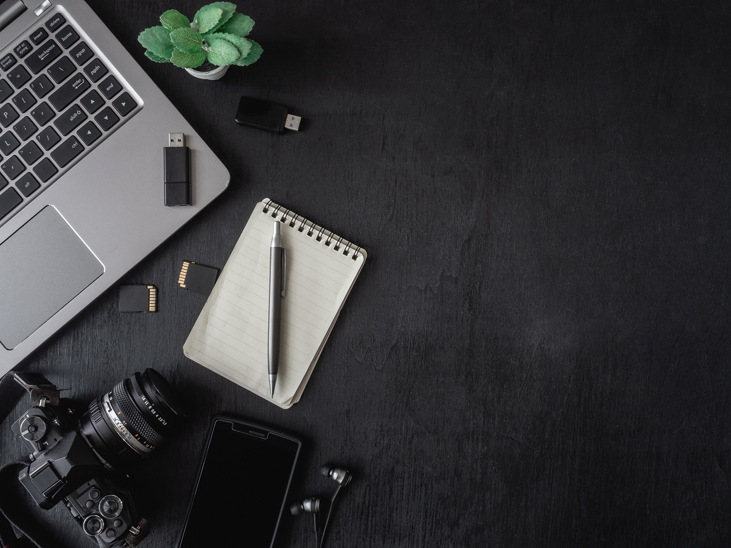 Macbook and Notepad with pen